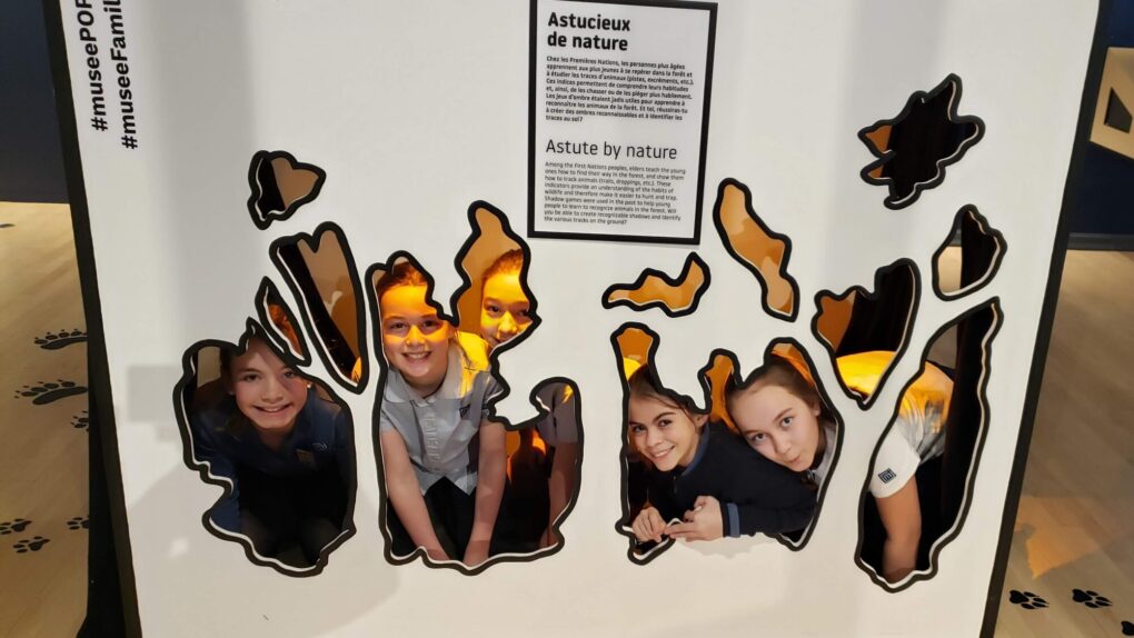 Des enfants dans l'exposition Attache ta tuque