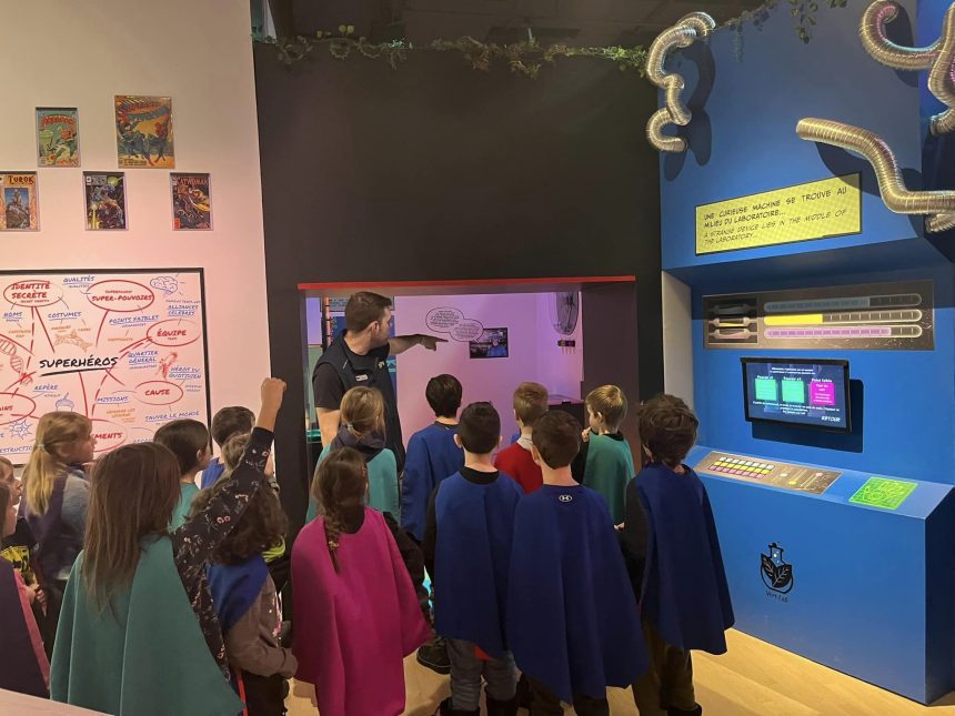 Animateur avec enfants dans Musée POP